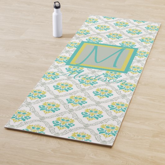 Aqua Gray en Chartreuse Trendy Monogram Yogamat (In situ)