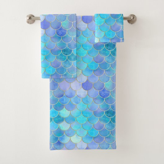 Aqua Pearlescent & Gold Mermaid Scale Patroon Bad Handdoek (Insitu)