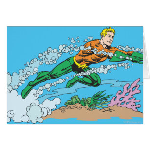 Aquaman Dashes À Travers L'Eau