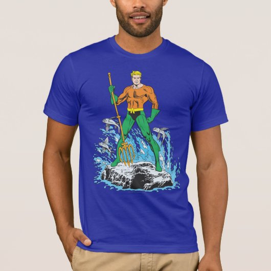 Aquaman Stands met Pitchfork T-shirt (Voorkant)
