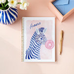Aquarelle bleue Zebra Animal Blown Gum Buble<br><div class="desc">Ajoutez une touche d'élégance fantaisiste à votre planification quotidienne grâce à cette aquarelle bleue unique Zebra Animal Blower Gum Bubble Planner. Avec notre zèbre peint à la main avec un motif abstrait à rayures bleues frappant et une bulle de gomme rose audacieuse. Le design ludique et sophistiqué est parfait pour...</div>
