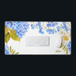 Aquarelle Blue Hydrangeas Floral Personnalisé<br><div class="desc">Ajoutez un accent floral à votre espace de travail avec ce tapis de bureau aquarelle. Il est doté d'une aquarelle d'anémone blanc,  d'hydrangée bleue et de respiration pour bébé. Personnalisez en ajoutant vos détails. Ce tapis de bureau hydrangée est parfait comme cadeau.</div>