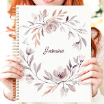 Aquarelle bouillie couronne florale Nom personnali<br><div class="desc">Cette élégante conception de planneur présente une couronne florale d'aquarelle muettée dans les tons doux de blush, mauve et taupe. L'agencement doux encercle un nom personnalisé dans un script délicat, créant une touche personnalisée et raffinée. Idéal pour organiser vos tâches quotidiennes, rendez-vous ou idées créatives avec un style féminin et...</div>