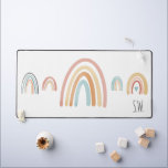 Aquarelle Cute Boho Arc-en-ciel Initiales<br><div class="desc">Ce design mignon,  moderne et boho comporte cinq arcs-en-ciel rose et bleu aquarelle,  avec un coeur. L'élégant tapis de bureau dispose également d'un espace pour la personnalisation,  car vous pouvez ajouter vos initiales en bas à droite.</div>