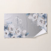 Aquarelle d'hiver Monogramme floral personnalisé (Serviette à main)