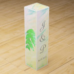 Aquarelle Feuille verte tropicale Monogramme Boite<br><div class="desc">Lavure romantique de rose pâle, vert, jaune, bleu tropicale d'aquarelle avec des feuilles verts sur les côtés et à l'arrière des boîtes à vin de mariage Favor. Beau pour vos cadeaux de réception pour les bouteilles de vin ou de champagne cachées à l'intérieur, ou pour les anniversaires ou autres occasions...</div>