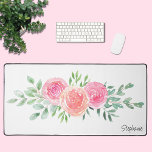 Aquarelle florale personnalisée<br><div class="desc">Ce joli tapis de bureau féminin présente des fleurs d'aquarelle dans les tons pêche et rose avec le feuillage vert. Customisez avec votre propre nom, ou vous pouvez supprimer le nom si vous préférez l'article sans lui. Utilisez l'outil de conception pour modifier la taille, le style ou la couleur du...</div>