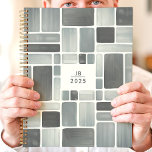 Aquarelle gris géométrique 2025 Monogramme<br><div class="desc">Agrémentez l'organisation avec ce planificateur moderne et artistique, doté d'un motif géométrique unique avec des rectangles gris aquarelle. Personnalisez-le avec votre monogramme pour une touche sophistiquée. Ce planificateur est parfait pour suivre les rendez-vous, les rendez-vous et toutes vos dates importantes tout au long de 2025. Avec son design contemporain et...</div>