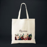 Aquarelle Illustré Automne Sac fourre-tout de la s<br><div class="desc">Ce sac fourre-tout de femme de chambre d'automne aquarelle illustrée est le cadeau mariage parfait pour présenter vos demoiselles d'honneur et votre femme de chambre d'honneur pour un mariage simple. Le design est composé d'une aquarelle artistique peinte à la main bleu marine, bordeaux, rouge, roses roux et pivoines avec d'élégants...</div>