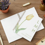 Aquarelle jaune minimaliste moderne Monogramme de<br><div class="desc">Présentant notre planificateur moderne et élégant, où la simplicité et la beauté d'une seule tige de tulipe jaune pâle aquarelle prennent le devant de la scène. Contre un arrière - plan immaculé, ce design saisit l'essence de l'élégance pure et sobre. La couleur jaune doux et légèrement déprimée sur le dos...</div>