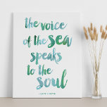 Aquarelle Mer - toile Imprimer<br><div class="desc">"La voix de la mer parle à l'âme." Reprend la citation de "The Awakening" de Kate Chopin en police de brosse et teintes d’aquarelle onirique de seaglass. Idéal pour les amateurs de plage,  les locations de plage ou toute personne qui se sent inspirée par l'océan !</div>