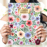 Aquarelle mignonne Floral Nom personnalisé<br><div class="desc">Restez organisé avec style avec ce bel urbaniste à fleurs ! Doté d'une aquarelle dynamique aux tons rose, violet et bleu, ce planificateur est parfait pour suivre les rendez-vous, les objectifs et les dates importantes. La plaque d'or ajoute une touche d'élégance et de personnalisation, ce qui en fait un cadeau...</div>