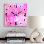 Aquarelle rose Abstraite Galaxy Typographie audaci<br><div class="desc">Les minuscules étoiles rose vif et violet scintillent sur un arrière - plan d'aquarelle abstraite rose pompée. Aménagez votre chambre préférée avec cette magnifique horloge murale vibrante. Vous avez le choix entre un visage rond ou carré. Fait un grand cadeau de ménage! Vous pouvez facilement personnaliser cette horloge murale. S'il...</div>
