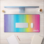 Aquarelle rose assez moderne Nom arc-en-ciel<br><div class="desc">Ce tapis de bureau coloré et amusant est décoré d'un arc-en-ciel couleur aquarelle peint à la main (avec du rose au lieu du rouge). Un modèle texte est inclus pour la personnalisation - fait un grand cadeau!</div>