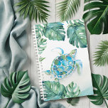 Aquarelle Tortue tropicale<br><div class="desc">Le planificateur côtier présente mon aquarelle originale tortue de mer flamingo et feuilles de palmier monstère dans des teintes vertes tropicales luxuriantes. Parfait pour planifier les jours de la semaine ou pour préparer vos mariages. Fait aussi un grand cadeau de la fête des mères Pour voir plus de planificateurs mensuels...</div>