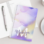 Aquarelle violet Abstrait Girly Luxury Monogramme<br><div class="desc">Personnalisez facilement ce style glamour abstrait couleur lilas peinture et faux or spray arrière - plan avec vos détails personnalisés.</div>