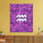 Aquarius Zodiac Symbool on fuchsia digital camo Canvas Afdruk (Insitu (Woonkamer))