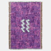 Aquarius Zodiac Symbool on fuchsia digital camo Deken (Voorkant Verticaal)