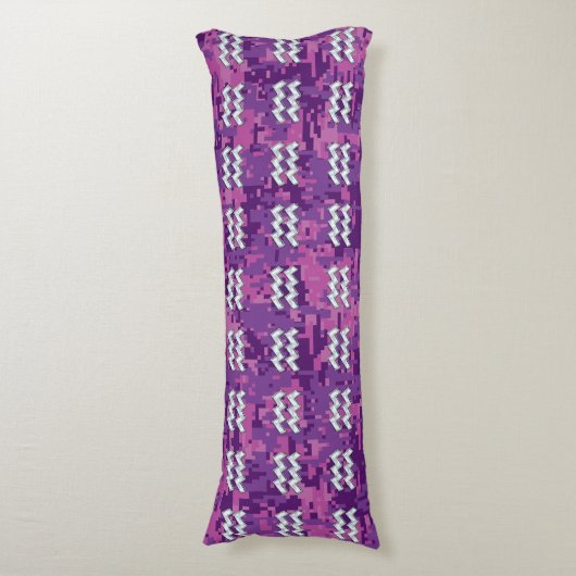 Aquarius Zodiac Symbool on fuchsia digital camo Lichaamskussen (Voorkant Verticaal)