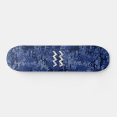 Aquarius Zodiac Symbool op Navy Digital Camouflage Skateboard (Horizontaal)