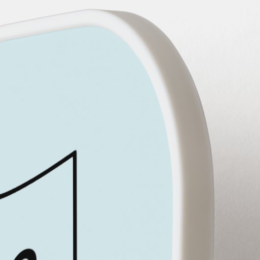 Aquinnah serrant la raquette de pickleball à thème (Détail gauche)