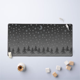 Arbre de Noël gris et étoiles dans le ciel gris