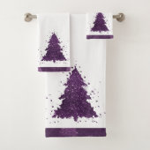 Arbre de Noël Moody | Plum foncé pourpre éclat (En situation)