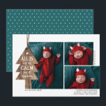 Arbre de Noël rustique 3 Faire-part de naissance p<br><div class="desc">Un nouveau bébé est une telle bénédiction ! Partagez votre joie en famille et entre amis avec ces faire-part de naissance de Noël de style rustique 3 cartes photo collage! Elles sont ornées d'un ornement de bois, avec les mots "TOUT N'EST pas aussi CALME qu'il paraît" (dans les paisibles photos...</div>