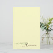 Arbre de vent de zen avec la papeterie jaune de (Debout devant)