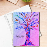 Arbre De Vie Couleurs Arc-En-Ciel Planificateur Pe<br><div class="desc">Ce planificateur unique est décoré d'une mosaïque Arbre de Vie couleur arc-en-ciel sur un arrière - plan rose et violet. Le design original a été réalisé à l'aide de minuscules morceaux de verre aux couleurs vives. Customisez-le avec votre nom et votre année. Mosaïque originale © Michele Davies.</div>