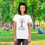 Arbre familial de réunion personnalisée<br><div class="desc">Commémorez votre réunion de famille avec cet élégant T-shirt. Il est décoré d'un arbre généalogique en mosaïque colorée et est facilement personnalisable avec votre nom de famille. Utilisez l'option Personnaliser supplémentaire pour modifier la taille, le style ou la couleur du texte. Parce que nous créons notre oeuvre, vous ne trouverez...</div>