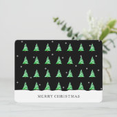 Arbres de Noël dans la neige noire carte d'invitat (Debout devant)