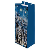 Arbres foncés contre un ciel bleu dans un sac cade (Dos Angle)