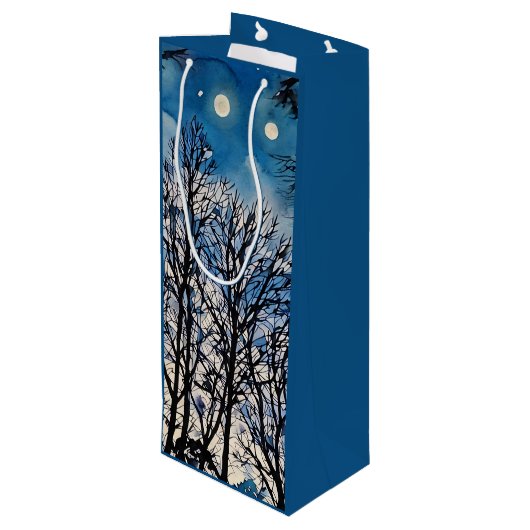 Arbres foncés contre un ciel bleu dans un sac cade (Dos Angle)