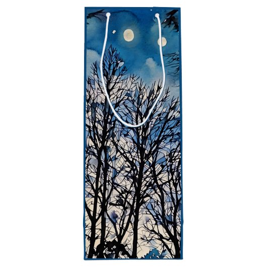 Arbres foncés contre un ciel bleu dans un sac cade (Dos)