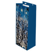 Arbres foncés contre un ciel bleu dans un sac cade (Devant Angle)