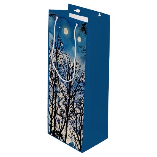 Arbres foncés contre un ciel bleu dans un sac cade (Devant Angle)