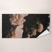 Arbuste à fleurs naturelles pendant l'été abstrait (Serviette de bain)