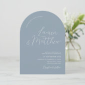 Arc de script moderne Dusty Blue Faire-part de mar (Debout devant)