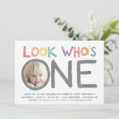 Arc en ciel coloré 1er anniversaire Invitations |  (Debout devant)