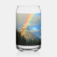 Arc-en-ciel et nuages orageux sur une montagne enn