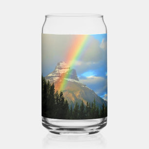 Arc-en-ciel et nuages orageux sur une montagne enn