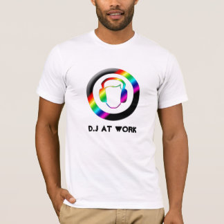 Arc-en-ciel génial D.J au T-shirt de TRAVAIL