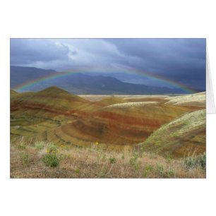 Arc-en-ciel sur les collines peintes