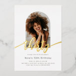 Arc moderne Photo 30th Birthday Foil Invitation<br><div class="desc">Cette invitation moderne minimaliste de 30 ans présente un cadre photo élégant en forme d'arc et d'élégants motifs en feuille dans votre choix d'or, d'or rose ou d'argent. Le design épuré permet à votre photo de prendre le centre de la scène, tandis que le script élégant et le papier d'aluminium...</div>