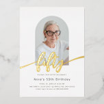 Arc moderne Photo 50th Birthday Foil Invitation<br><div class="desc">Cette invitation minimaliste et moderne à 50 ans présente un cadre photo élégant en forme d'arc et d'élégants motifs en feuille dans votre choix d'or, d'or rose ou d'argent. Le design épuré permet à votre photo de prendre le centre de la scène, tandis que le script élégant et le papier...</div>