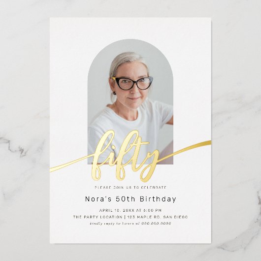 Arc moderne Photo 50th Birthday Foil Invitation (Recto)