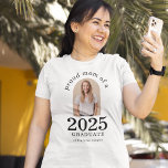 Arch Photo Fier Maman du T-shirt 2023 Graduate<br><div class="desc">Arch Photo Fier Maman de 2023 Graduate. Surtout pour les mamans des étudiants nouvellement diplômés à porter avec fierté. La photo de votre élève est en forme d'arc, et l'année grande et audacieuse, avec le nom du diplômé et le lycée. Personnalisez facilement le texte au besoin et remplacez la photo...</div>