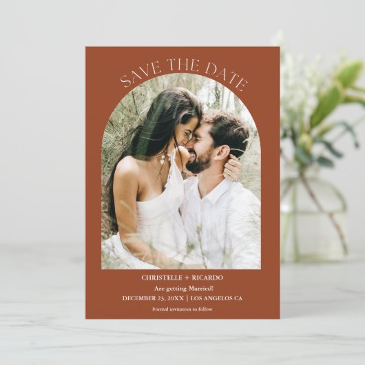 Arch Terracotta Burnt Sinaasappel Monogram Bruilof Save The Date (Staand voorkant)