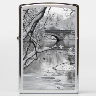Archbrug over de Bevroren rivier in de winter